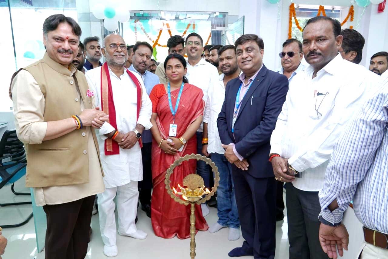 यक डॉ. राजेश्वर सिंह ने सोमवार को बैंक.jpeg